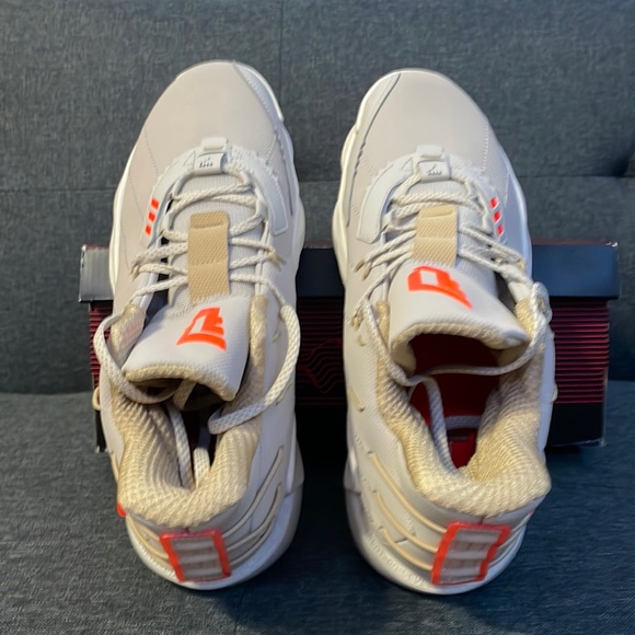 CBROWN/SOLRED/CWHITEMARCLA/ROUSOL/BLACRE Dame 7 basketball shoes - Picture 2 of 6